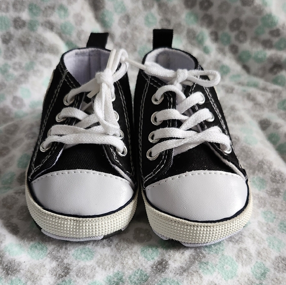 'Converse' Style Baby Shoe - Picture 2 of 5